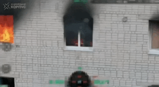 身后是大火，前面是乌军狙击手虎视眈眈。1名俄军士兵被围在大火燃烧的建筑中，陷入两