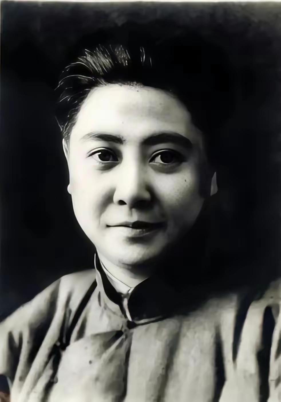 无请柬老太太独坐追悼会角落，张茜认出是陈毅初恋，一张旧照藏半生遗憾
 
1972