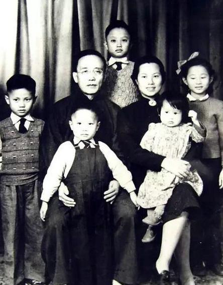 1912年，郭沫若迎娶张琼华，新婚之夜，郭沫若见新娘子太丑而愤怒离去，拒绝洞房。