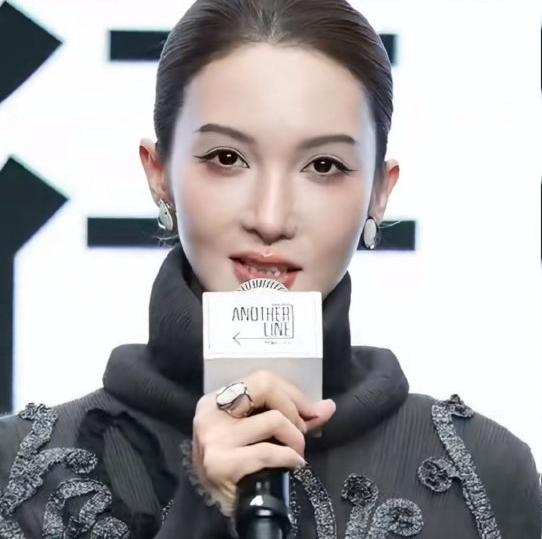 金晨怎么变这样了，
我第一眼都没认出来她，
感觉有点伪人感了。

早期看她，
感