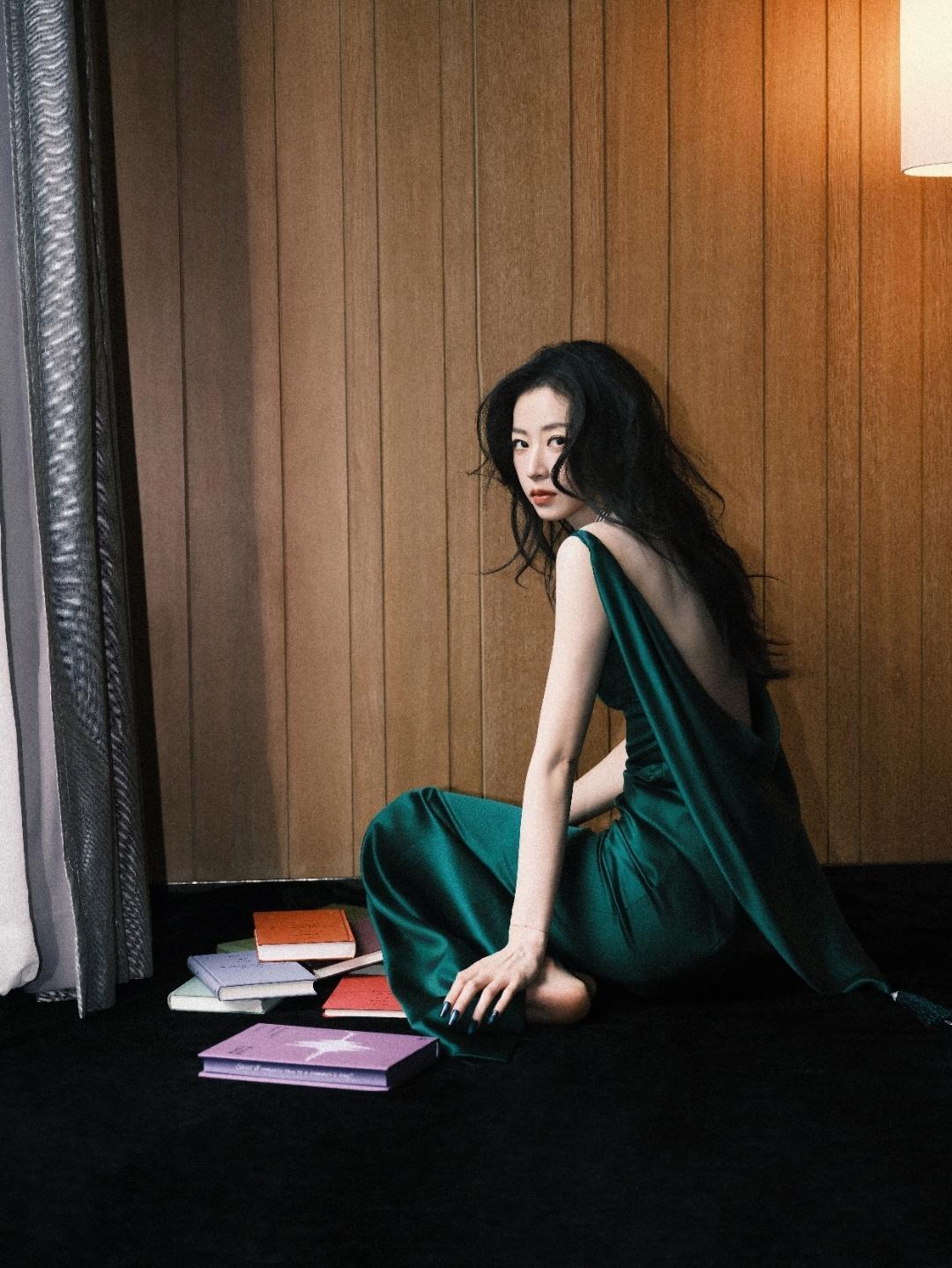 当复古墨绿撞上随性羊毛卷，周雨彤这组大片，将“清冷文艺感”与“松弛贵气感”揉成了