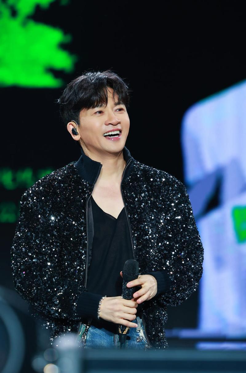 苏有朋没靠流量活着，靠的是本事硬撑。
《还珠》里的五阿哥，是90后青春的白月光；