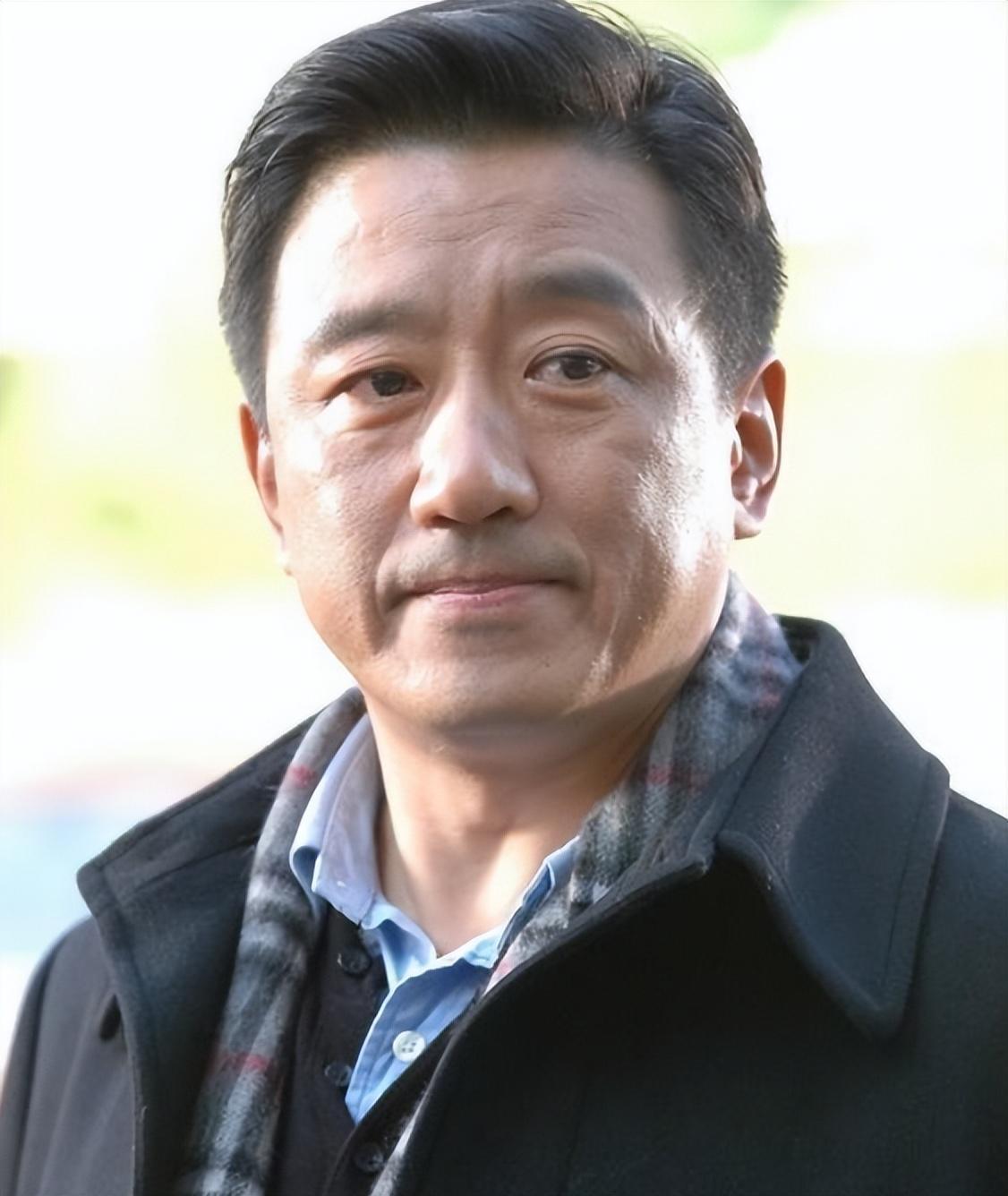 丁勇岱老师是多好的演员呀，看他的作品，我都是戴上眼镜看的，生怕错过每一个细节，因