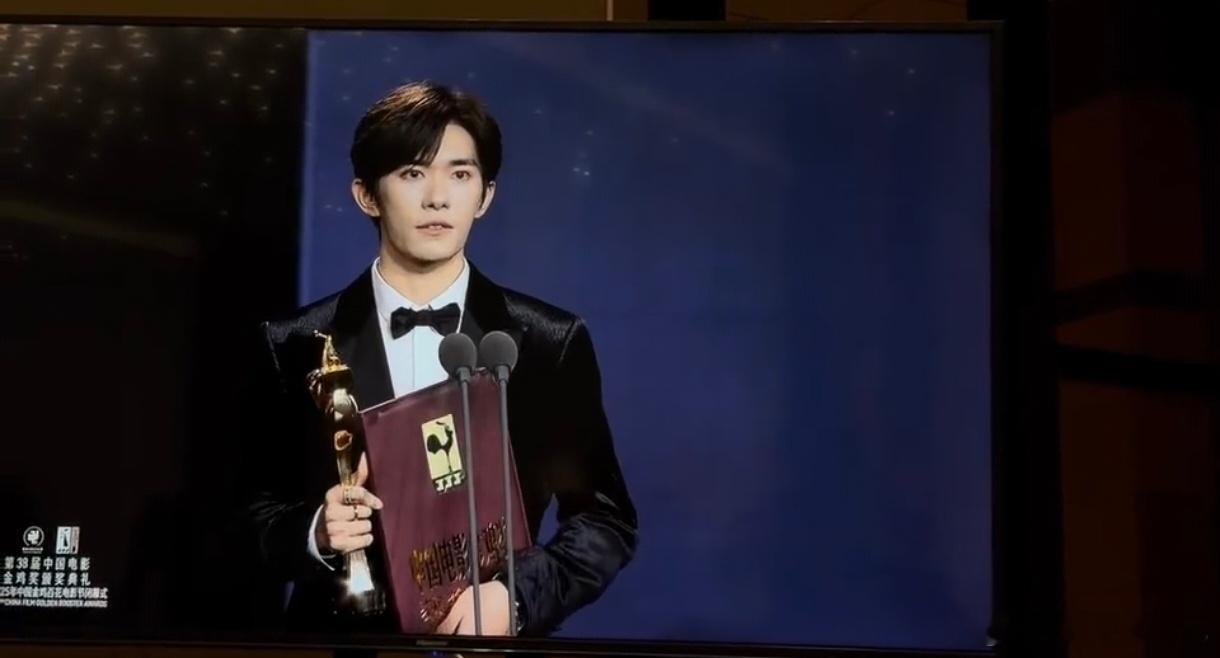 易烊千玺获奖，黄晓明在台下为他拍照，刘昊然也笑的很开心，看得出来大家都是真心为易