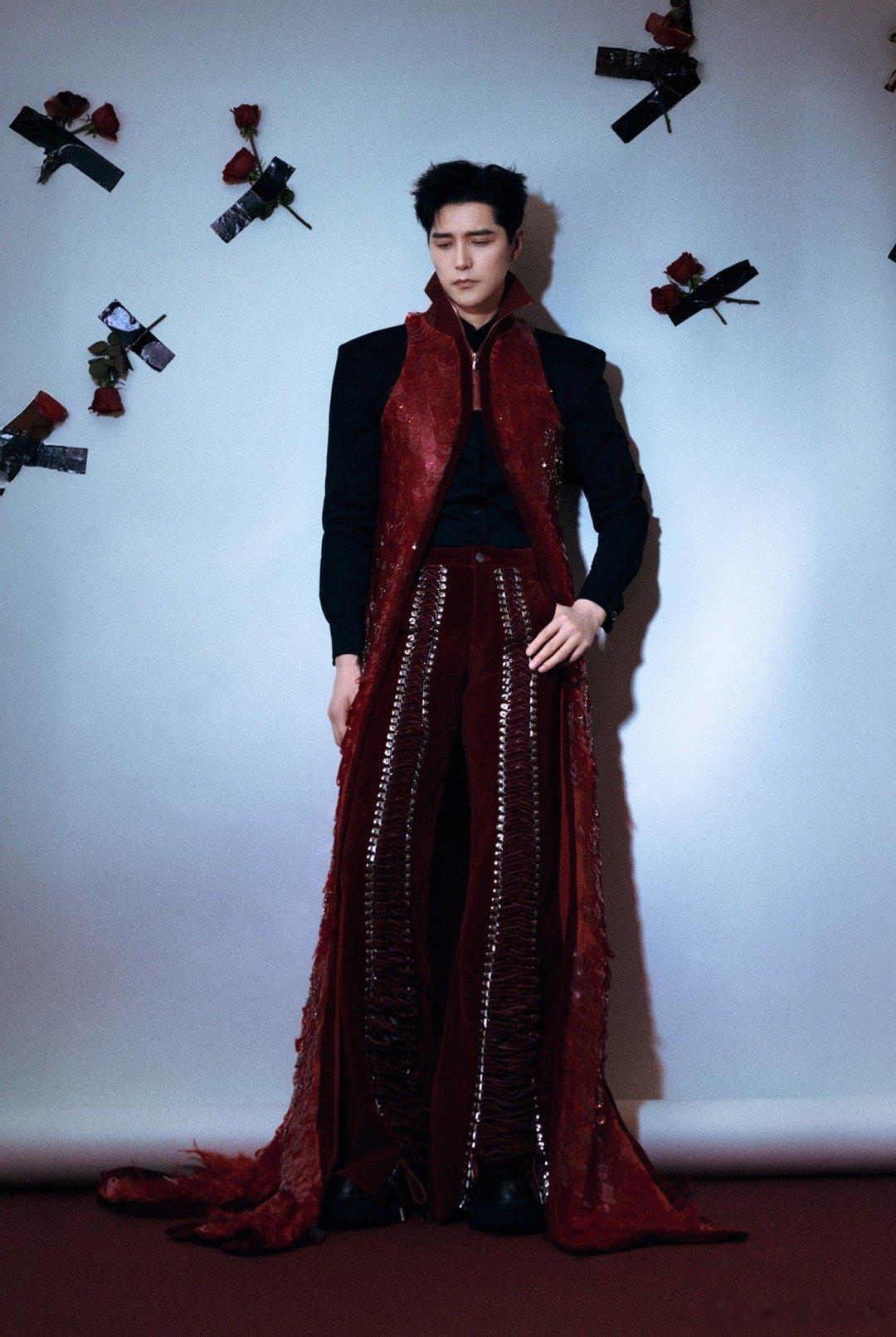 阿云嘎的衬衫多余了 今晚造型太顶！修身衬衫衬出优越身段，肩宽腰窄气场绝了，舞台上