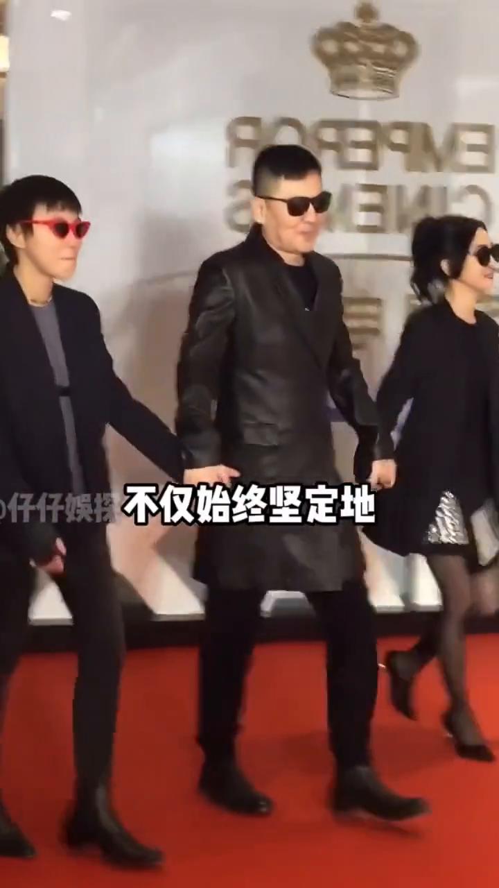 窦靖童三位父亲。
当窦靖童被问及哪个爸爸最好时，大众才猛然惊觉三位截然不同的父亲