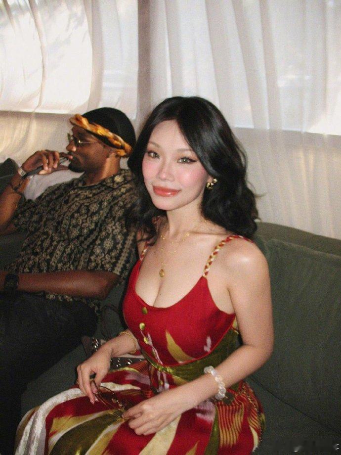 万妮达与男友合照万妮达与男友参加婚礼合照救命！万妮达和男友的婚礼合照美到窒息！两