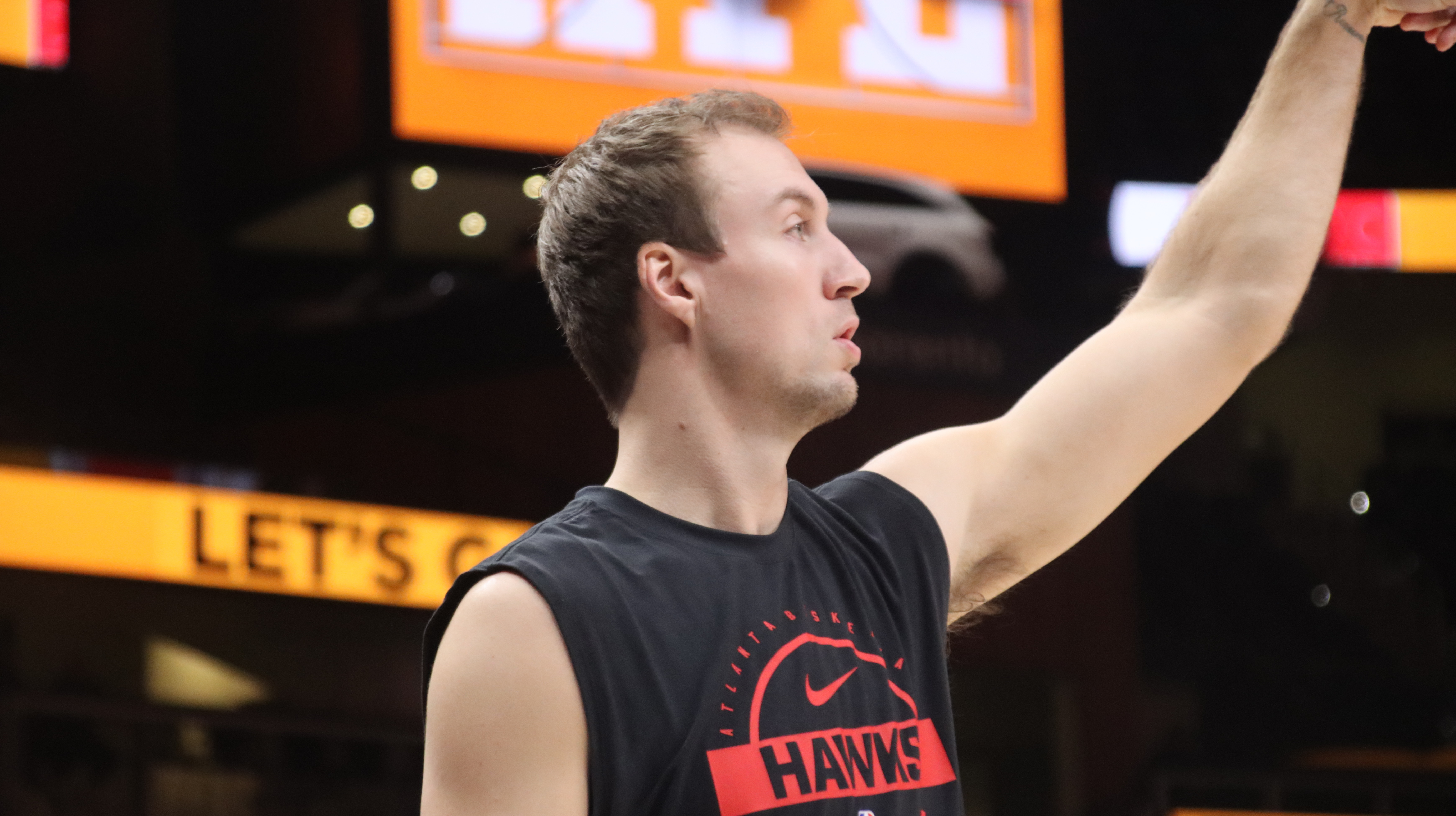 前方报道肯纳德进行热身chinahawks // 亚特兰大老鹰