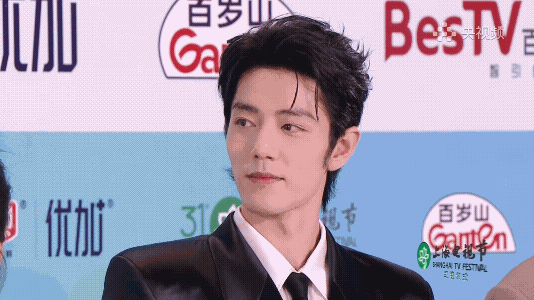 第31届上海电视节颁奖典礼红毯仪式
最后压轴出场的是《藏海传》剧组
果然肖战到哪