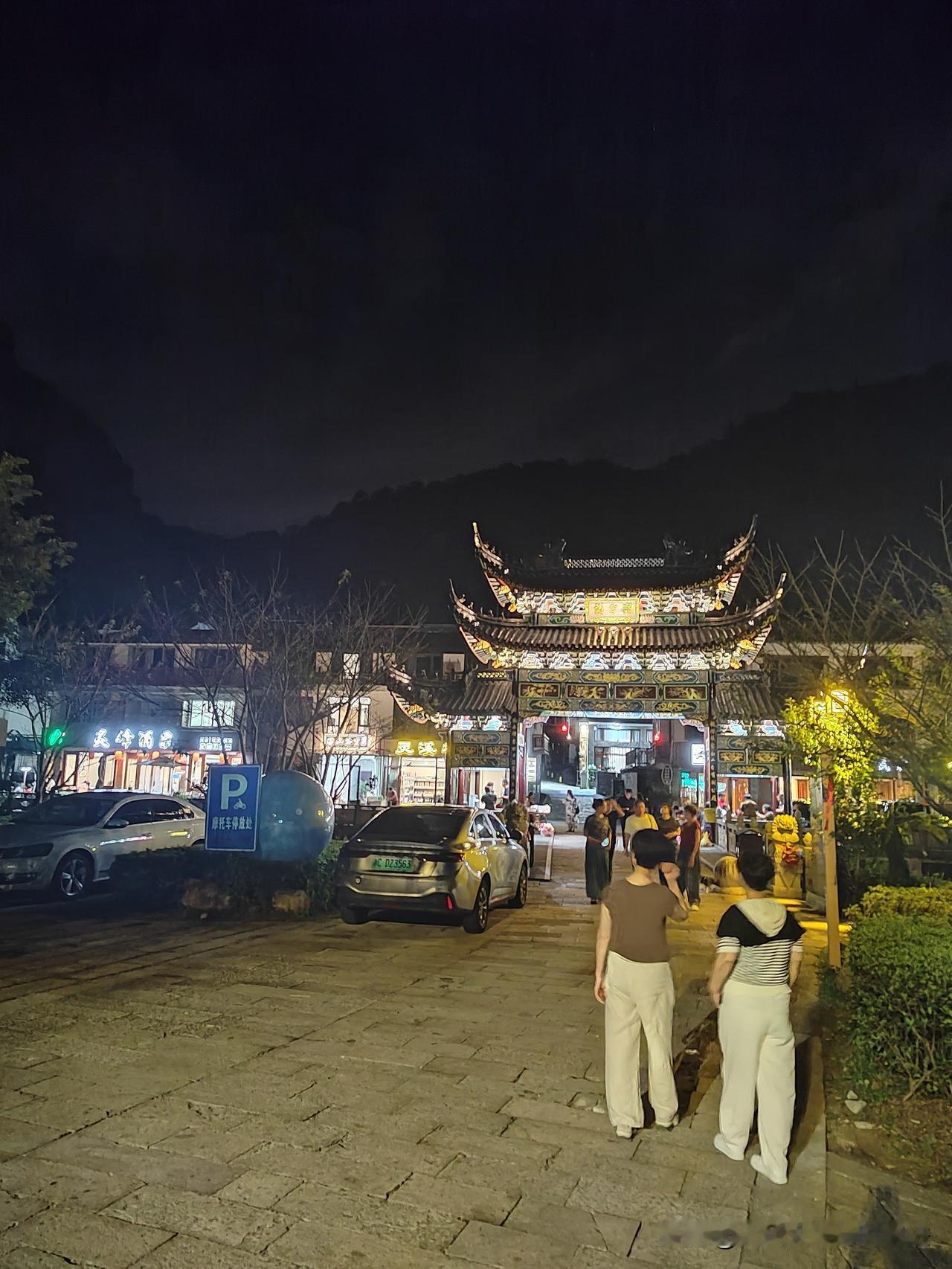 现今的牌坊可作为地方标识随处可见，尤其是古村落的乡村村口，新建旅游景点收费处，感