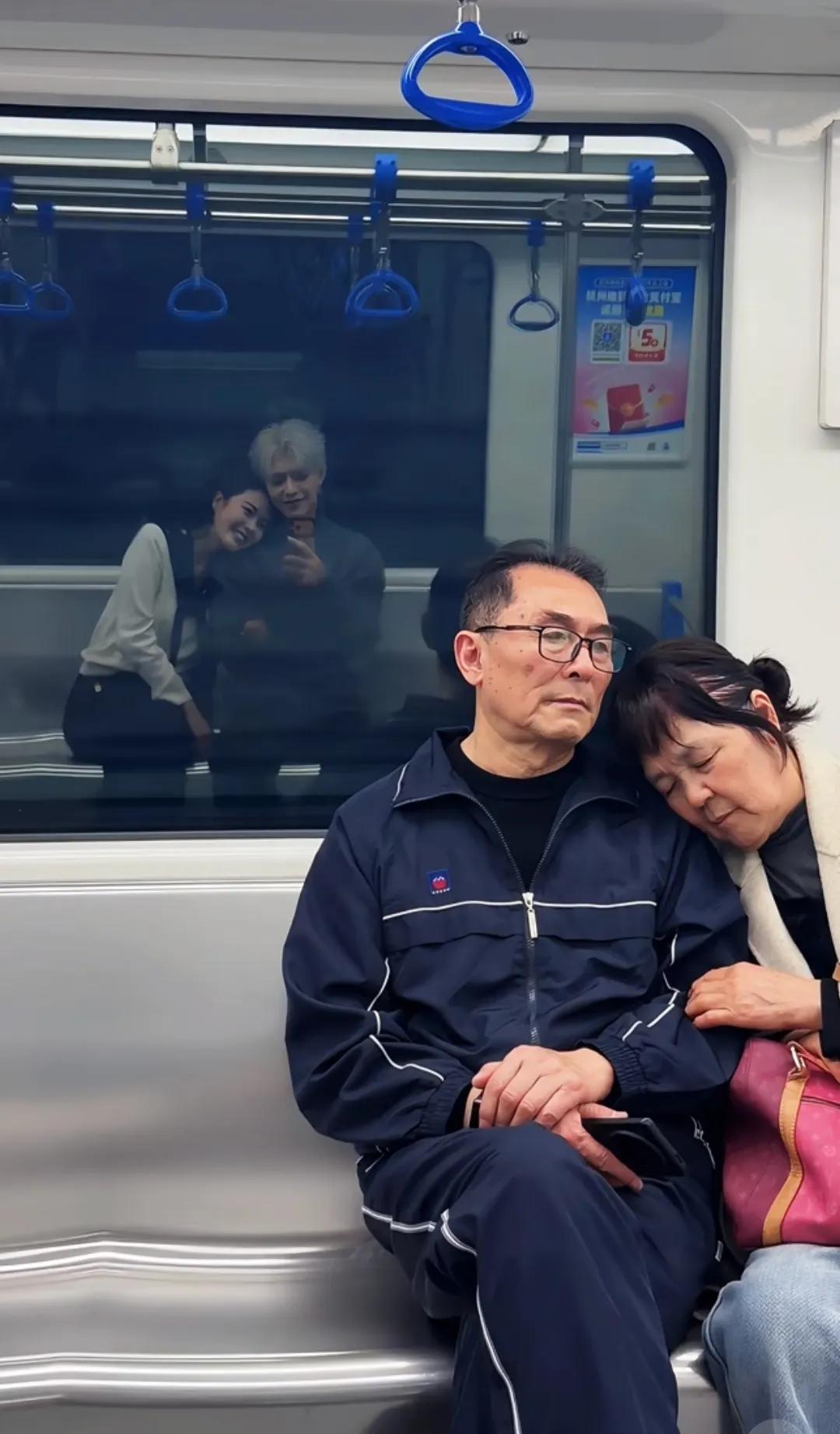 对面的老夫妻看到了曾经的他们，而小情侣看到了未来的自己。