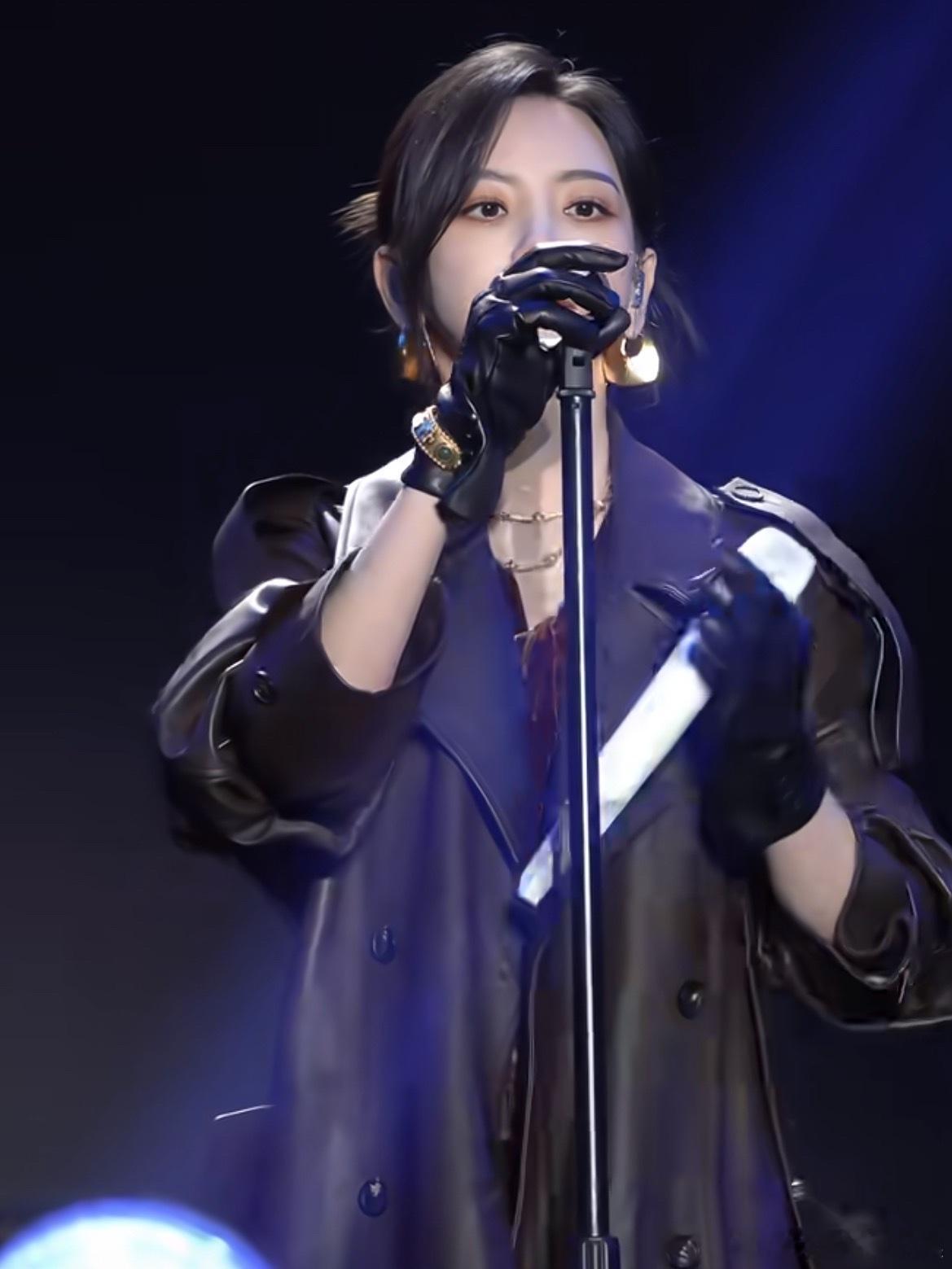 于文文演唱会晕倒官方回应了吗？于文文怎么会突然晕倒？行程太累了还是没吃饭？蹲有一