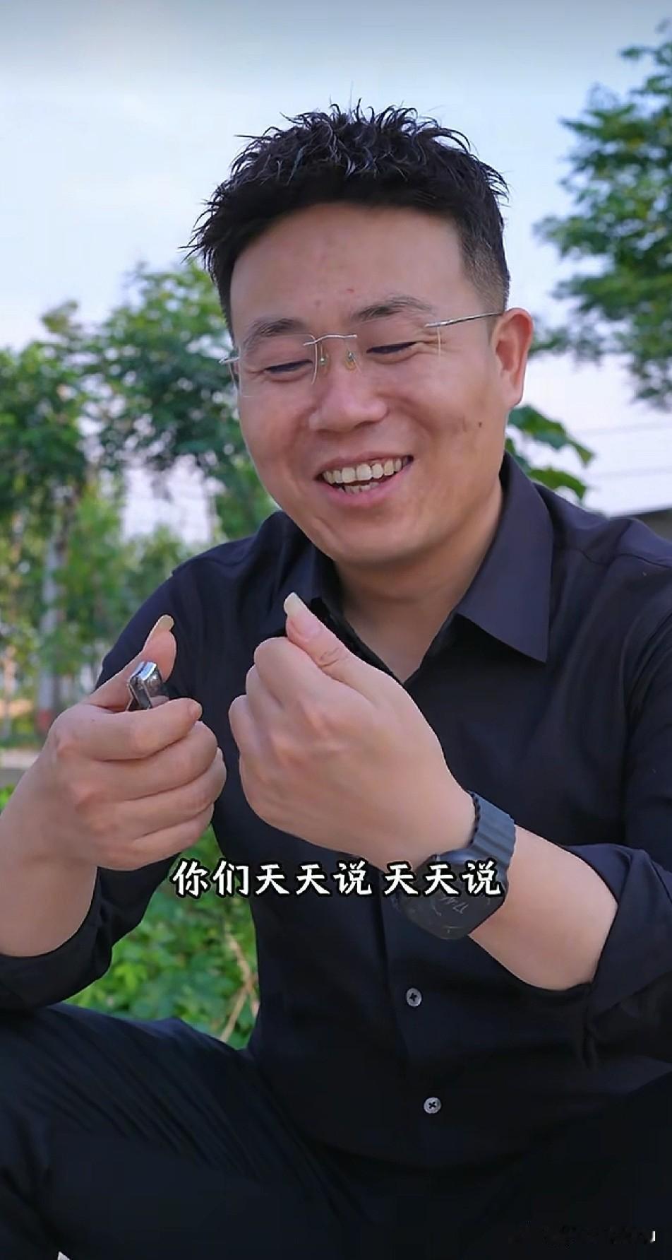 亮哥忍痛割爱， 剪掉自己最心爱的指甲送给梦秋[黑线]