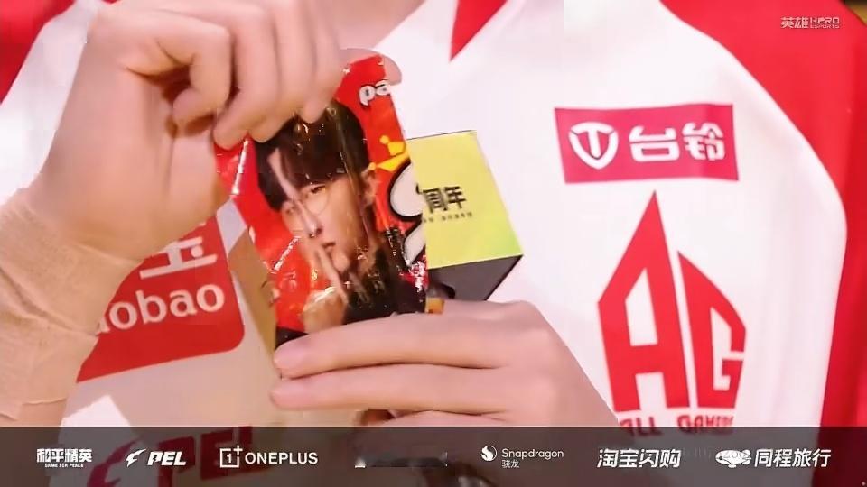 花花夺冠采访致敬Faker热爱不分领域，致敬从不缺席。花花珍藏Faker照片激励