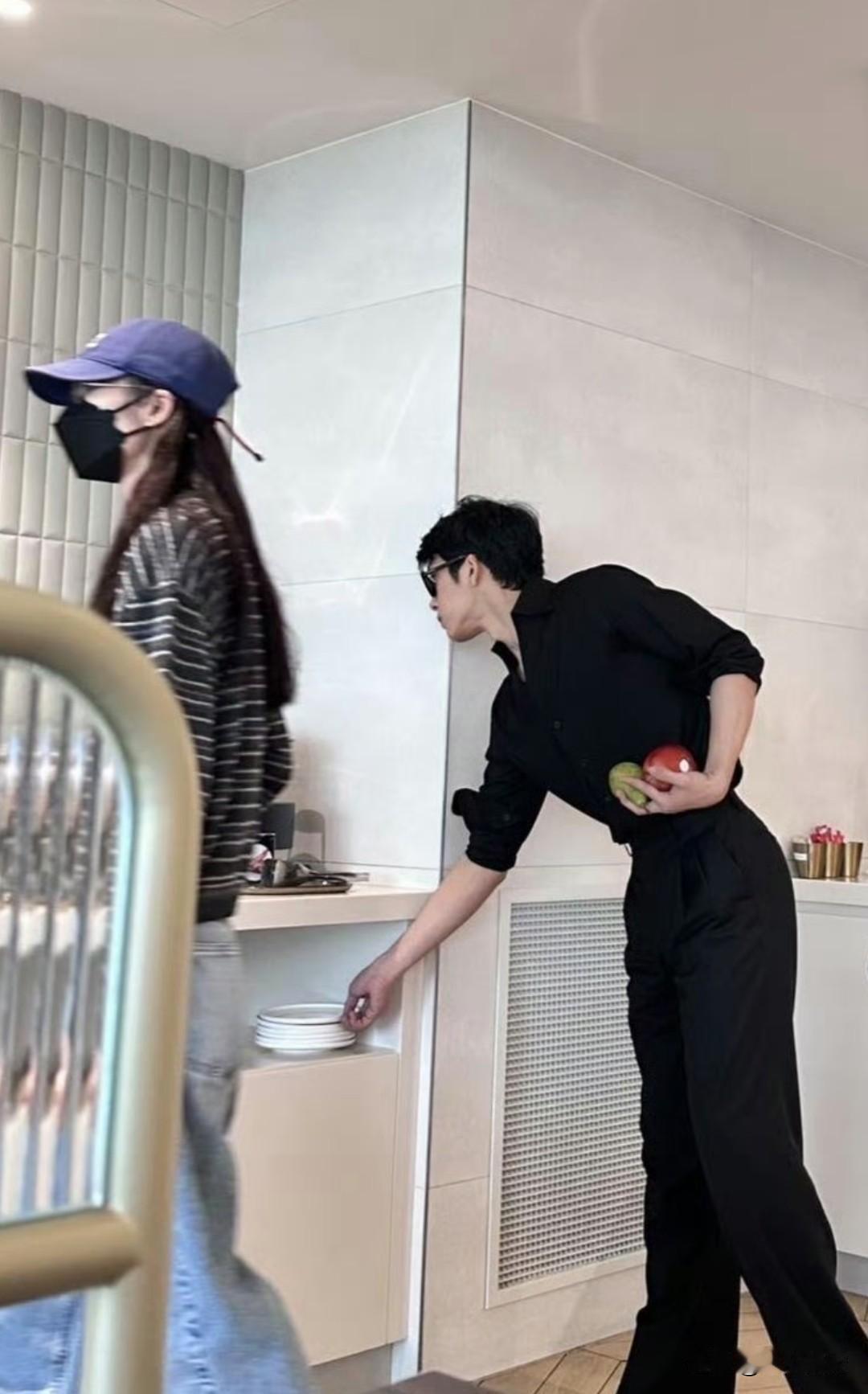 井柏⁠‍然‍‌和超模女‏‍⁠友‍‌‌刘‎雯同框亮相被偶遇，两﻿‎‍个﻿人‏的‌穿