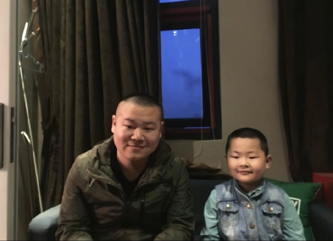 十年前的合影了，不知道这小孩现在长啥样