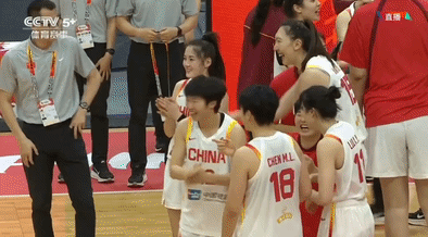 注意一个细节，中国女篮83:71击败巴西队后，现场为捷克女篮送上了通往世界杯的门