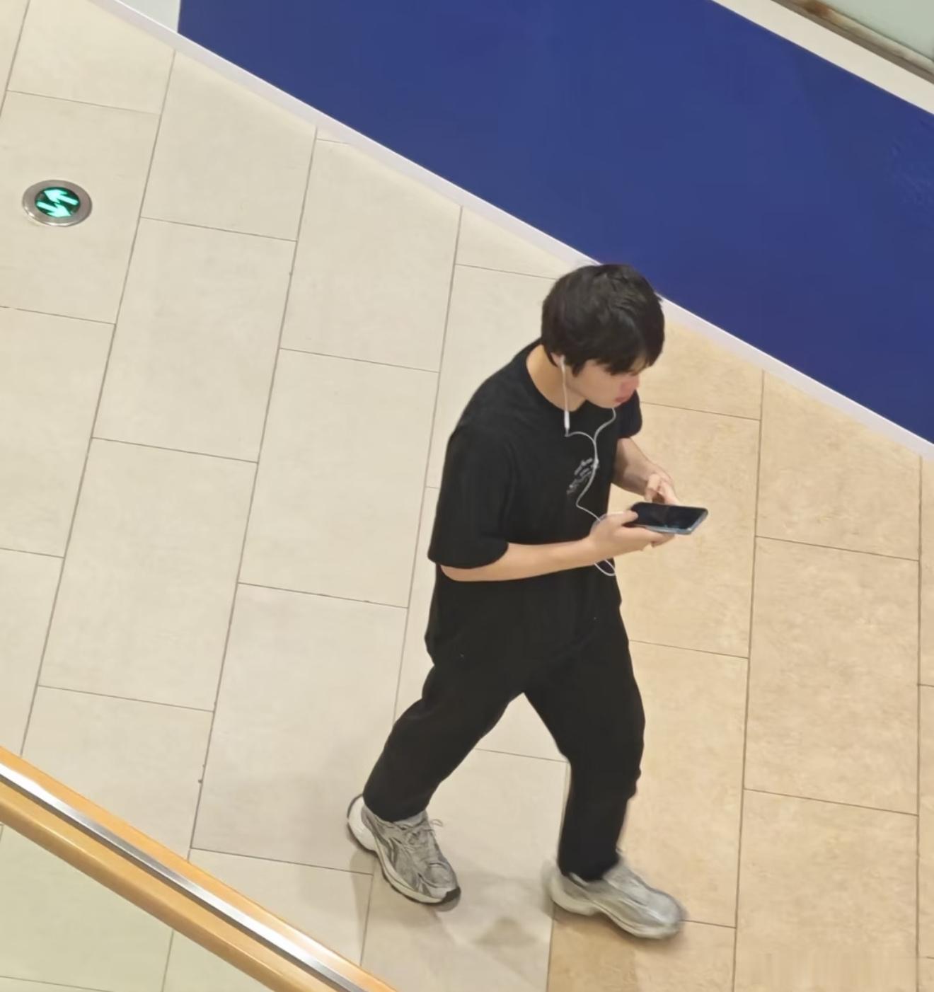 上海偶遇BinLCK主持人建议Bin去LCK怎么说呢，bin实力肯定是有的，这么