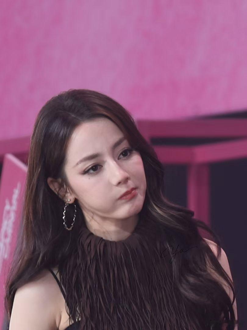 迪丽热巴[超话] 好美萌的姐姐 ​​​