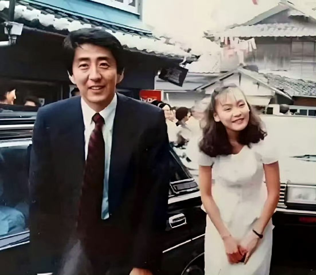 九十年代初，安倍晋三和妻子安倍昭惠在街头拉选票。 历史知识 ​​​