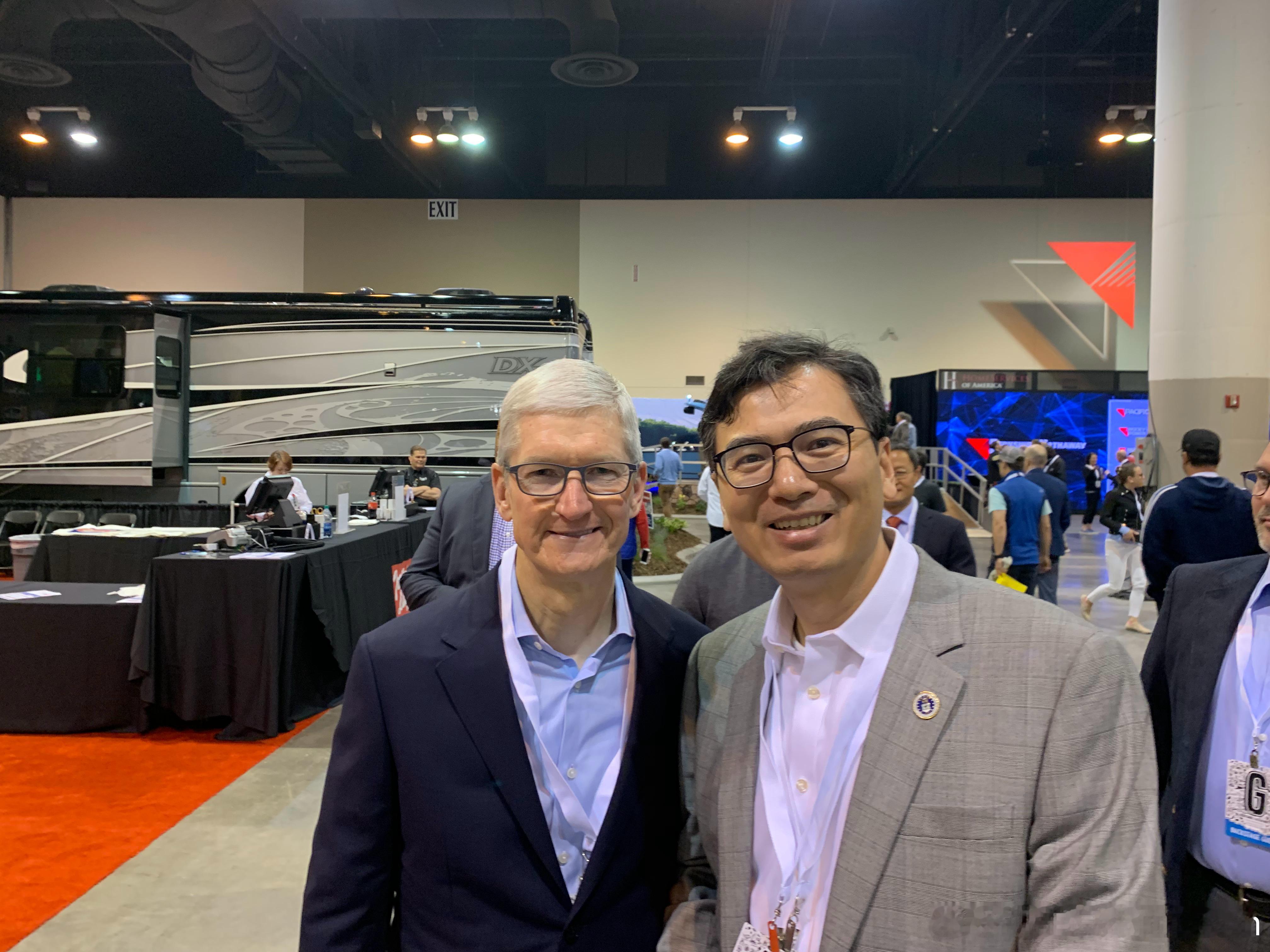 蒂姆・库克(Tim Cook)与沃伦・巴菲特（Warren Buffett）之间