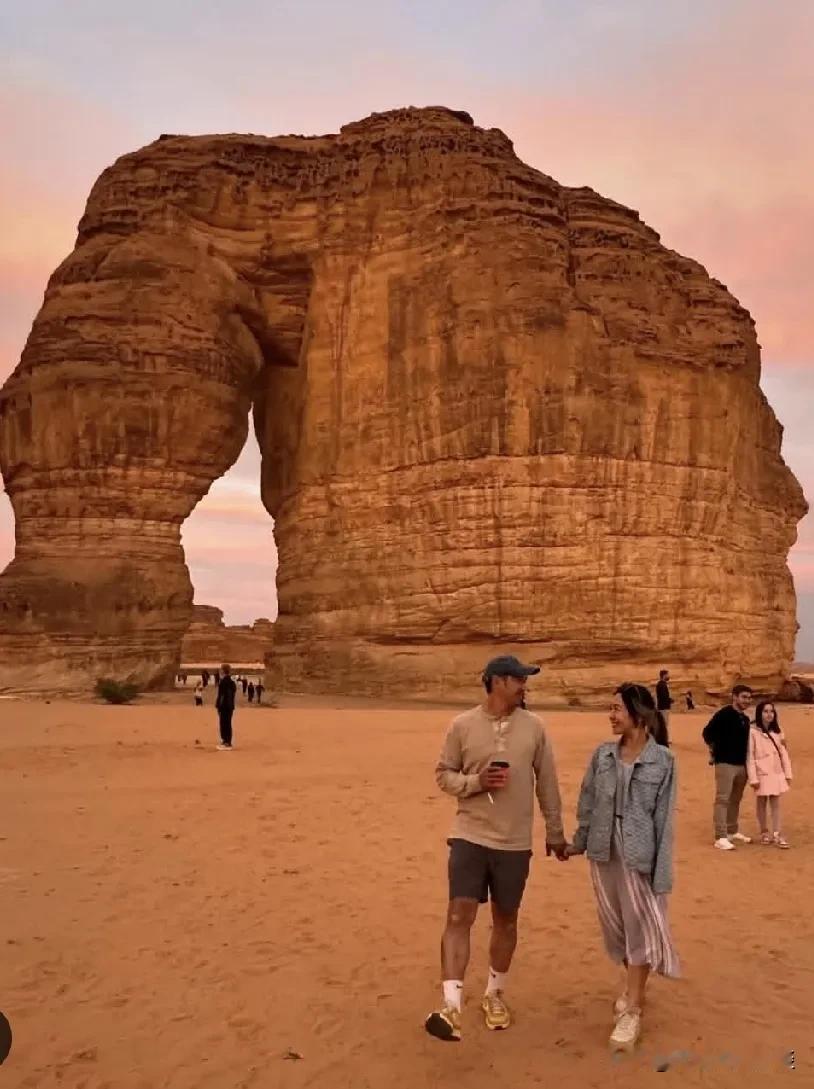 沙特沙漠中大笨象山，大过桂林象鼻山。

桂林景点象鼻山 下，桂林景区 象鼻象鼻山