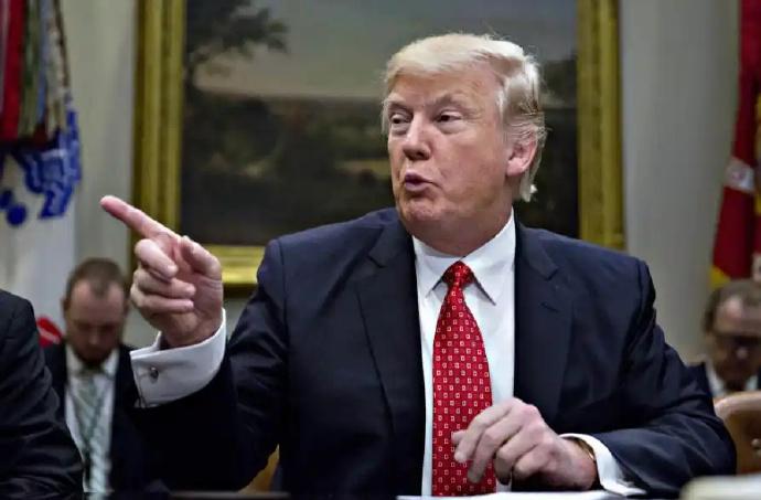 特朗普这“格陵兰岛关税”大招可真够狠的——想让欧洲八国乖乖把北极那块大岛“卖”给