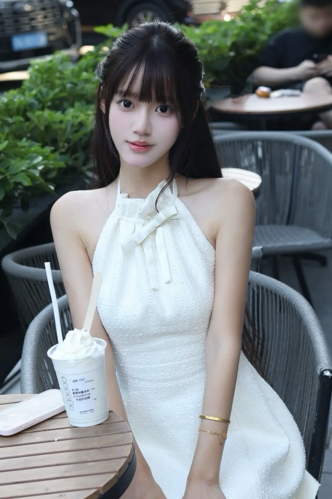 抱歉 喝完这杯咖啡我就该走了 一生的筹码太重 而你的承诺太轻
