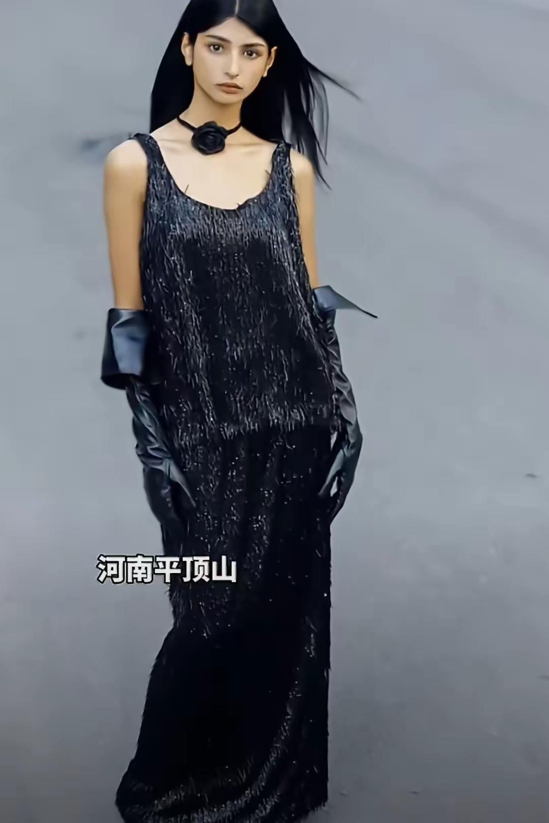 2002年，一对河南平顶山夫妇，在巴基斯坦务工时，在街头旧纸箱里发现了一名孤儿。