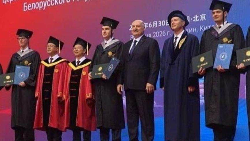 戳破西方舆论谎言！
卢卡申科公开推翻泽连斯基叙事，俄乌冲突根本不是单纯侵略对抗。
