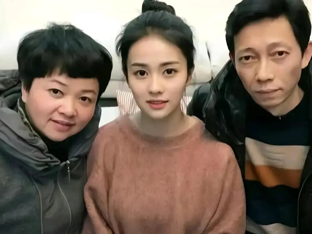 看了李小冉和父母的合照，觉得太不可思议了，李小冉跟父母长的都不怎么像，仔细看她跟