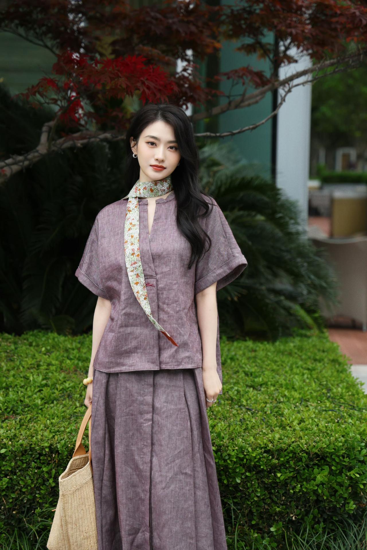 麻衫染浅紫，丝巾缀闲情，
日子慢慢，自在安然🍂