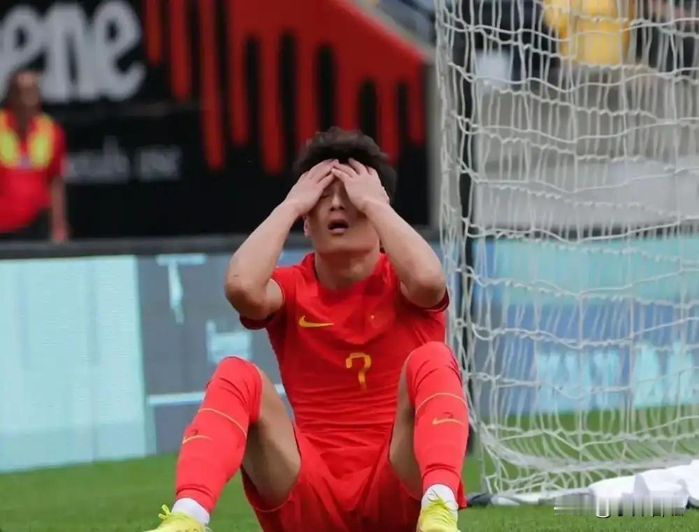 终于知道中国足球为什么越来越不行了！

主要原因还是球员本身不行！

顶尖球员绝