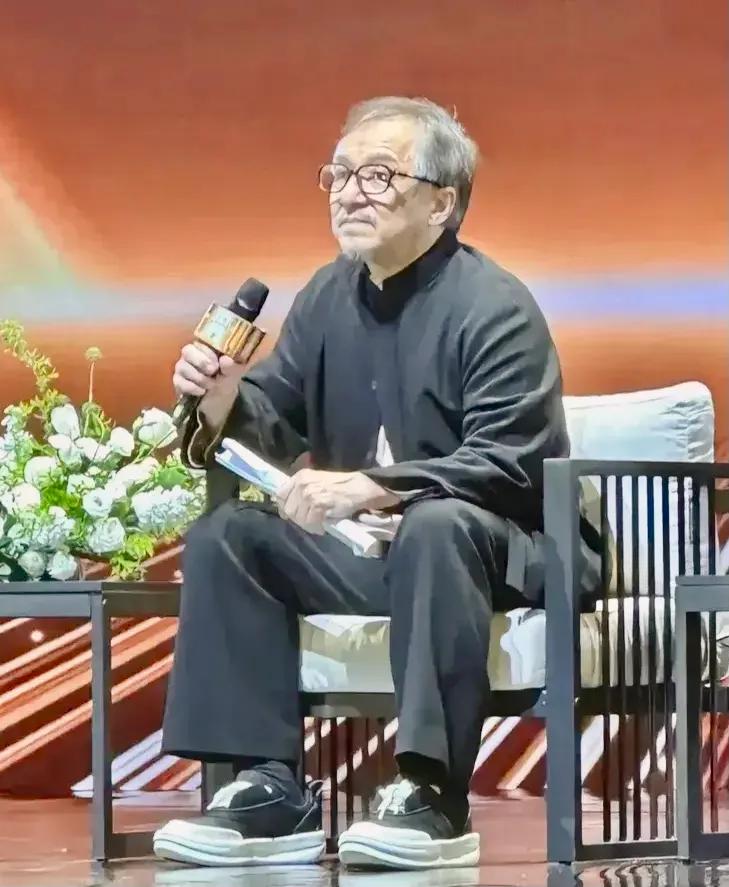 成龙  1954年生于中国香港，导演、编剧、制片人、歌手，国家一级演员，已年过古