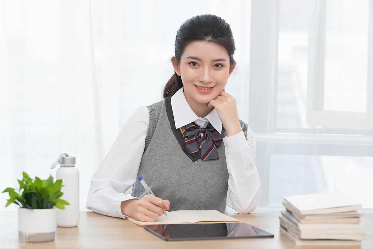 优秀教师绝不沦为繁琐的奴隶，而是成为从容的思想者
教师是凭思想而优秀，是因丢失思