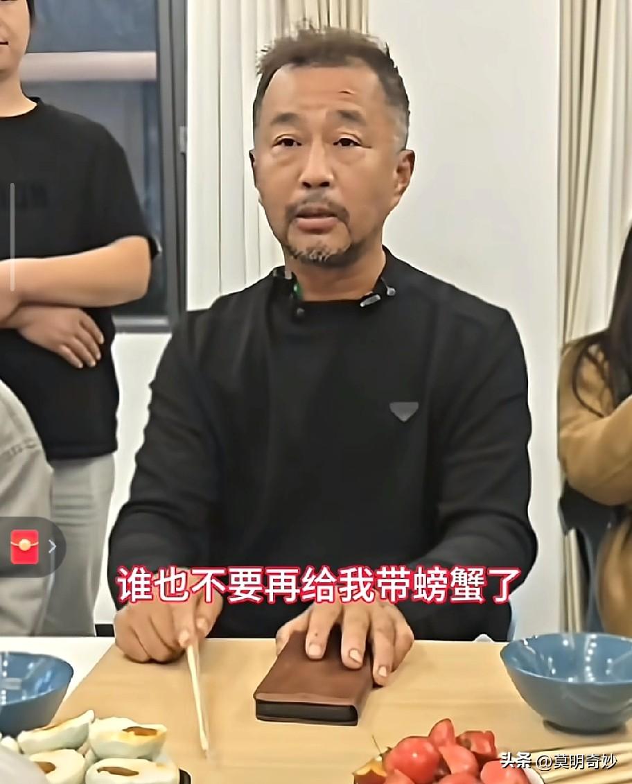 戏侃沈巍“ 沈大蟹”
 夏尽秋深蟹味浓，沈巍常把誓辞诵。
“活杀之物吾不爱，以后
