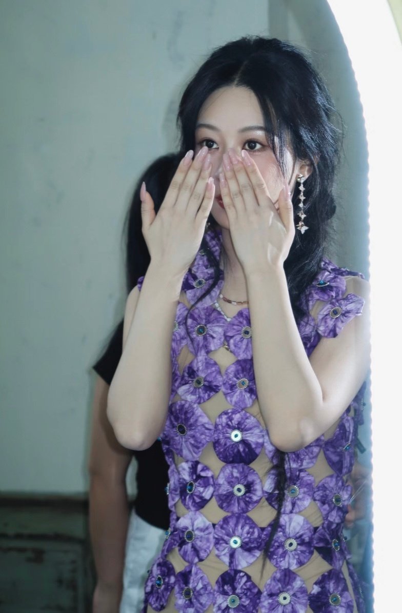#杨紫[超话]#漂亮美丽的小猴紫一枚啊！这身礼服真的设计感十足，时尚表现力拉满了