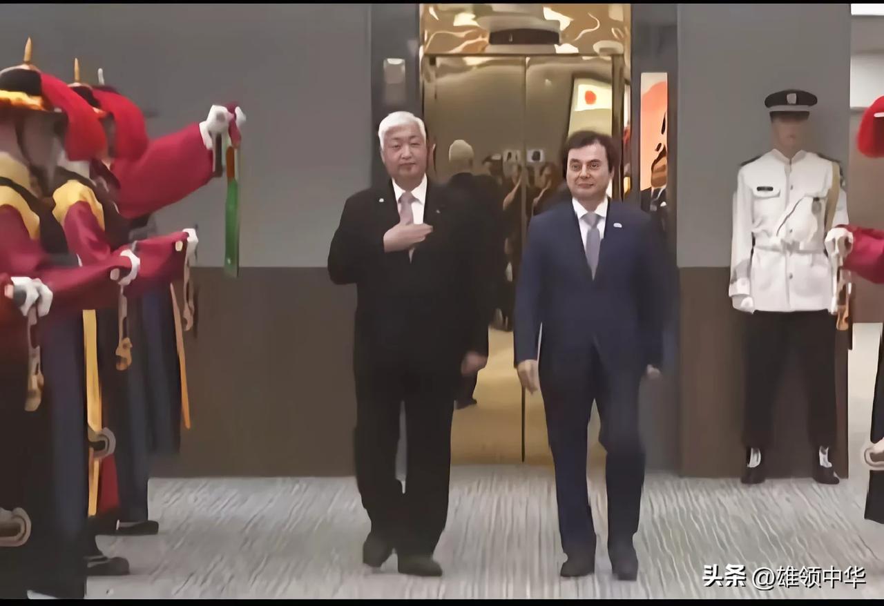 “臭味相投”说日韩关系并不为过，前脚韩国总统访问日本刚归来，后脚日本外相马上访问