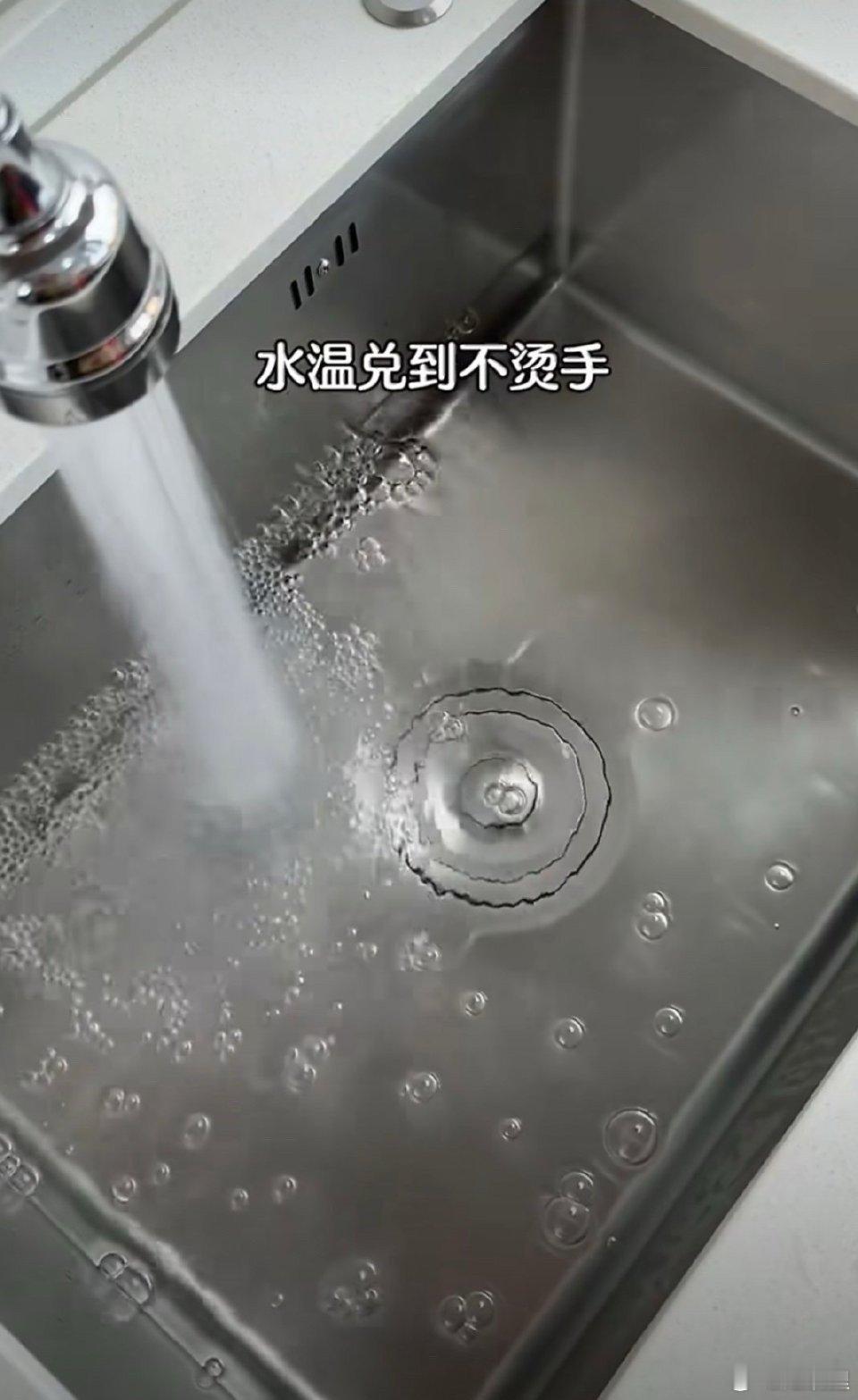 年轻人打扫卫生是有技巧的先分区域定顺序，先上后下、先干后湿，避免灰尘二次污染；油