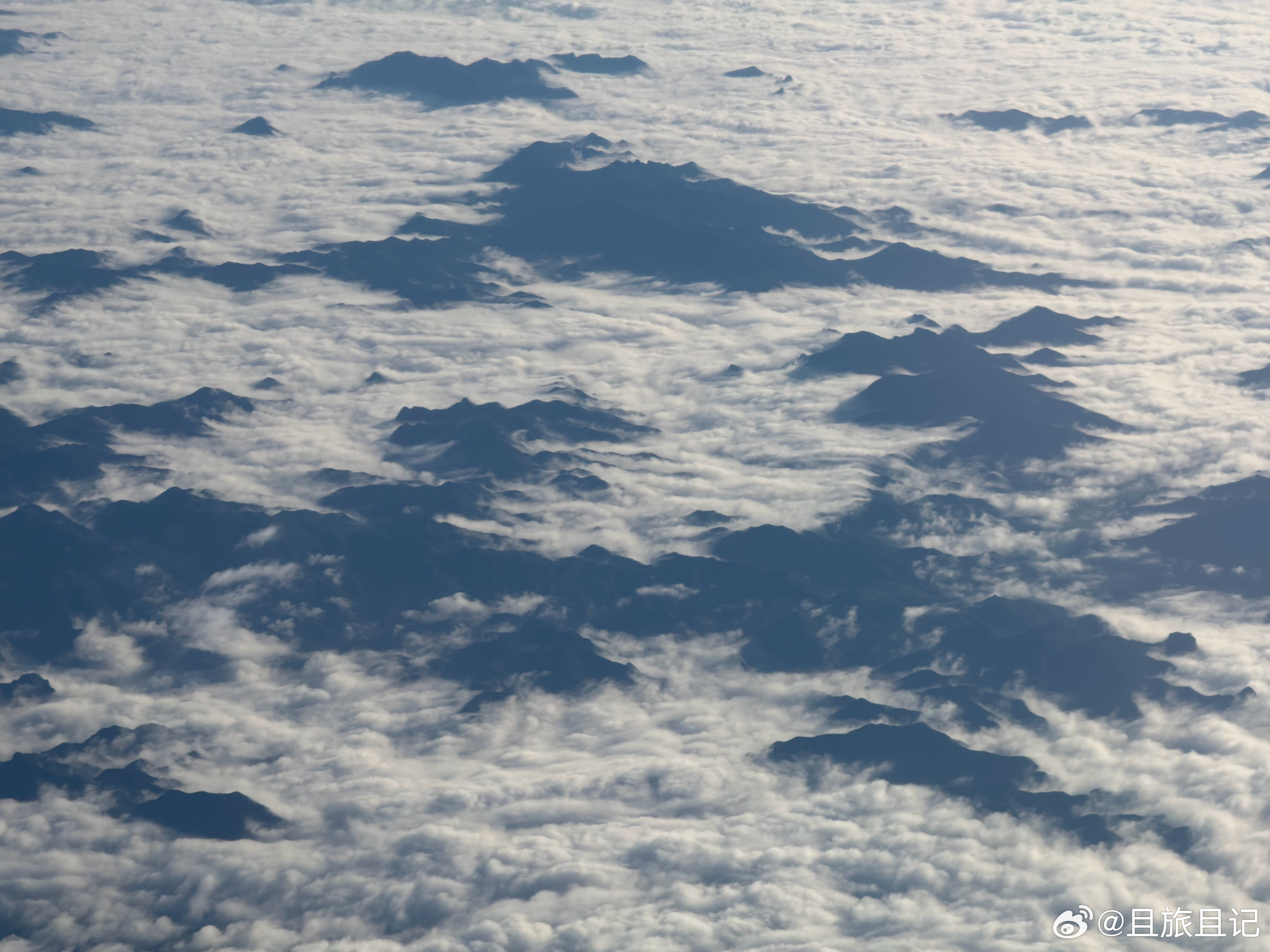 飞过北京的北部山区，云层很低，低到了山峰之下。 北京·云蒙山国家森林公园