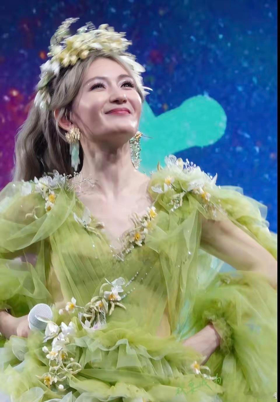 谢娜演唱会上座率谢娜最近开巡回演唱会，现场上座率真的太能打了，完全没让人失望！不