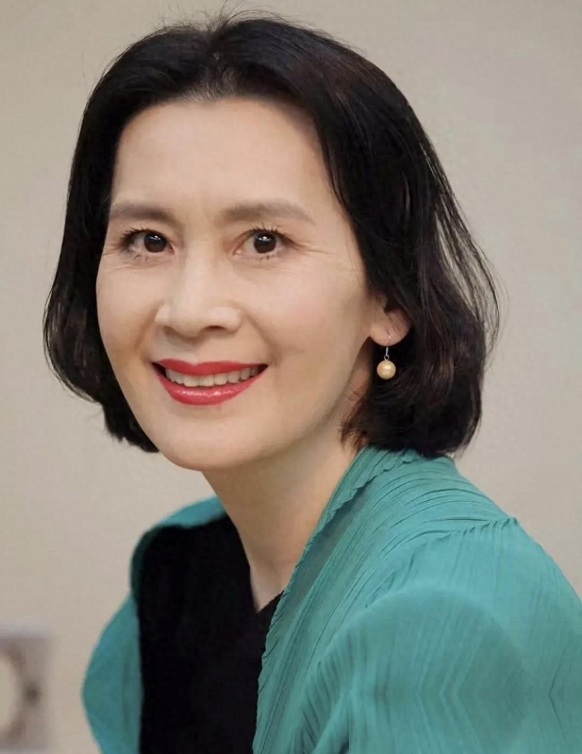 肖雄，68岁，单身无子，住空军大院。她是80年代挂历女神，25岁结婚，33岁离。