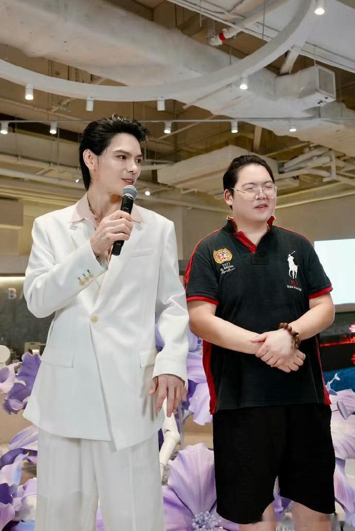 向佐被路人认出说自己是萧敬腾 从郭碧婷拍照的状态到向佐的搞笑回应，这个vlog全