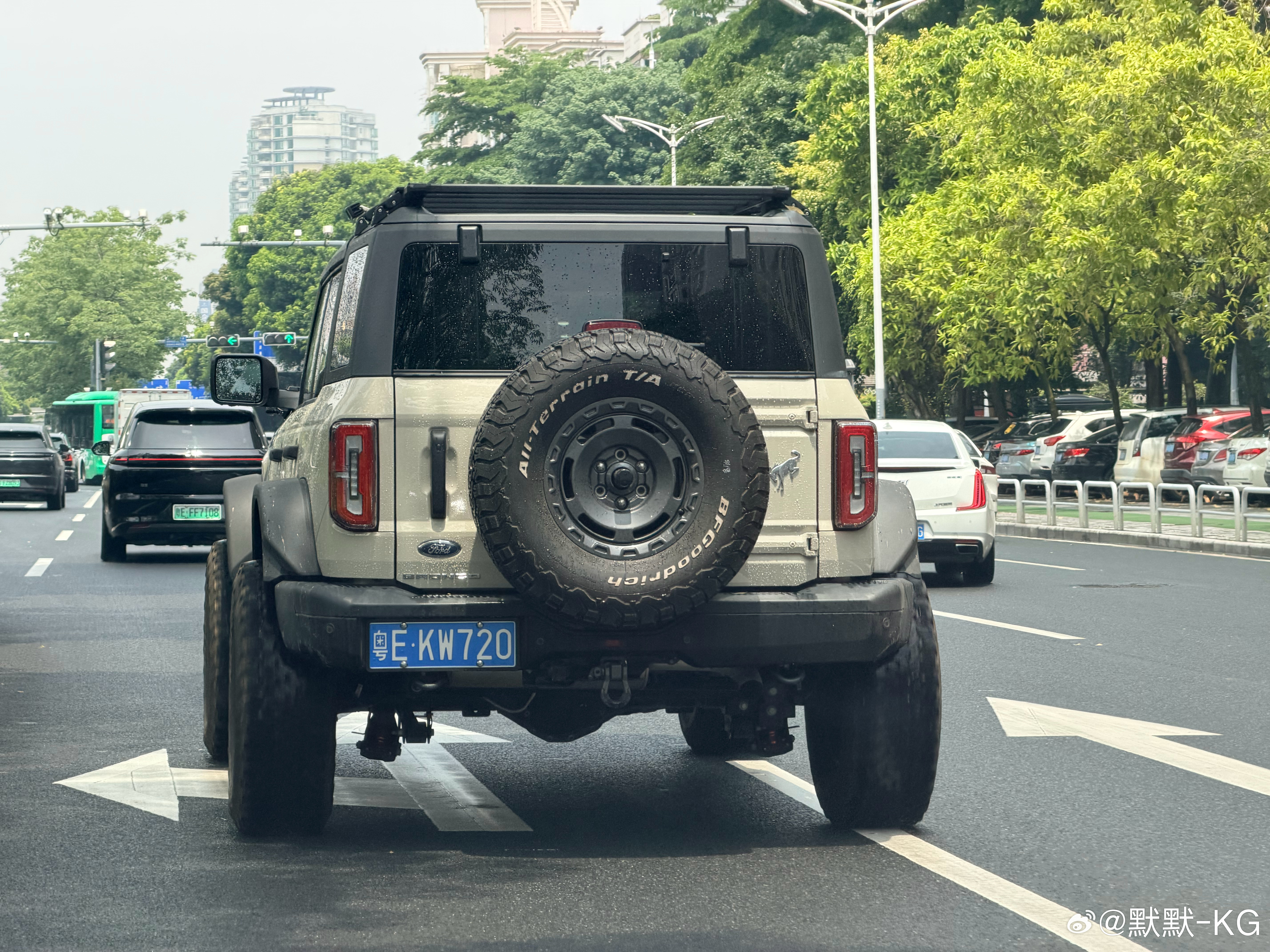 Bronco 本身已经够宽了，原厂很帅的，再加宽我就觉得丑爆了，像 XL 的身材