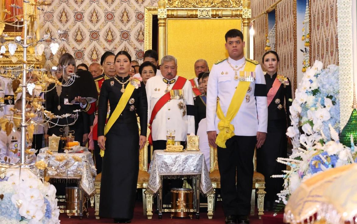 85后贵妃诗妮娜出席王太后诵经仪式，站在提帮功王子身后仍抢镜！10月26日泰王为