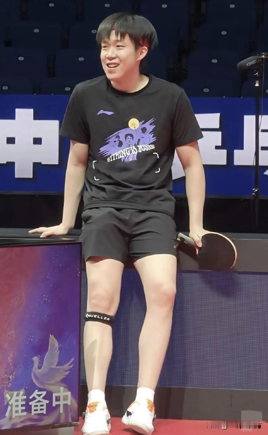 在WTT总决赛遭遇肩背部伤情的王楚钦已经来到南京，出现在今天将开战的乒超联赛总决