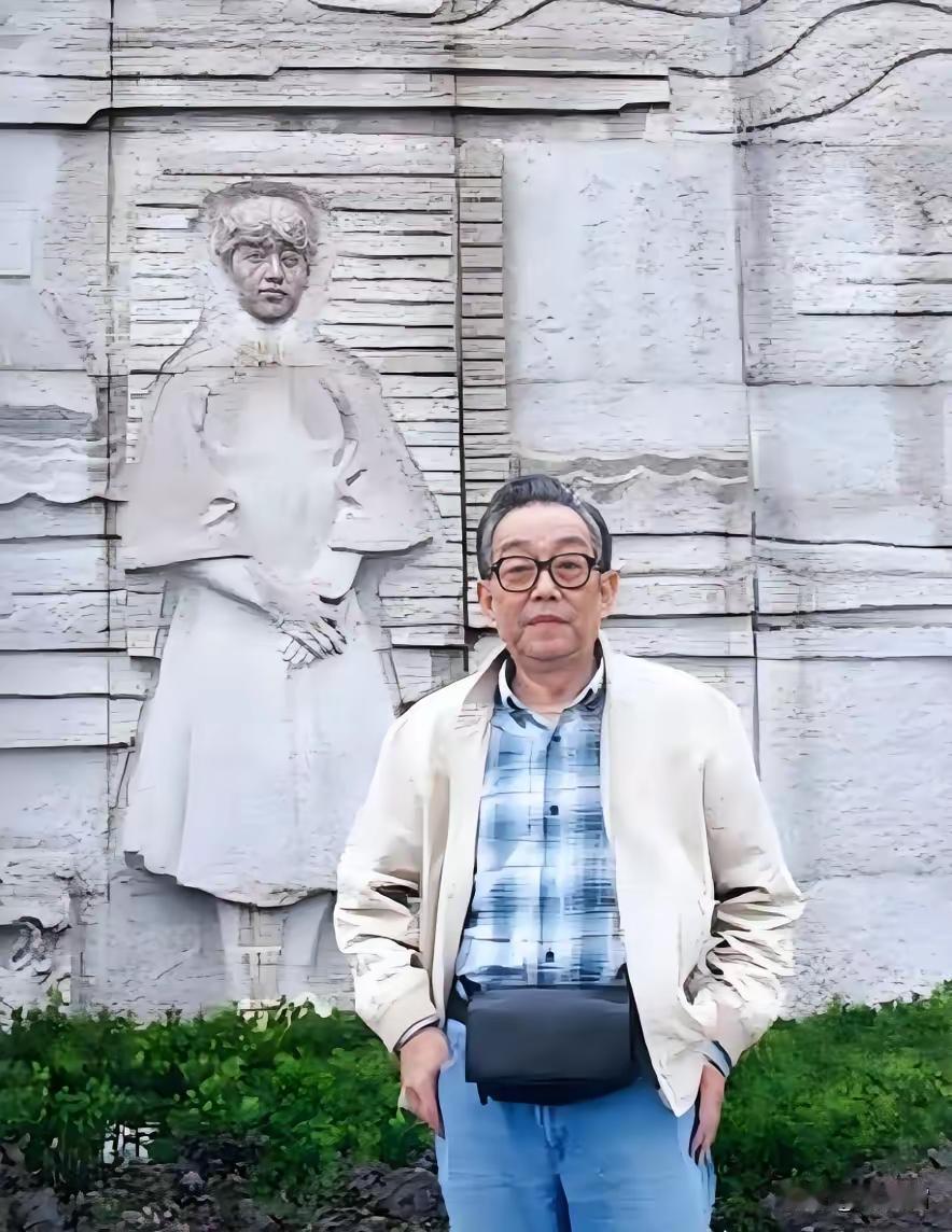 1997年，冰心长子趁妻子出国，将比自己小40岁的女人带回家过夜。为了分割房产，