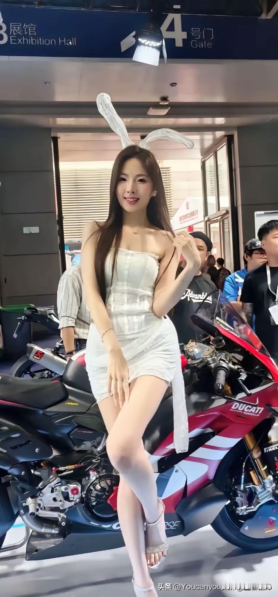重庆摩博会，别的展台全是美女车模。
唯独阿波罗展台不按套路出牌——张雪压根没请车