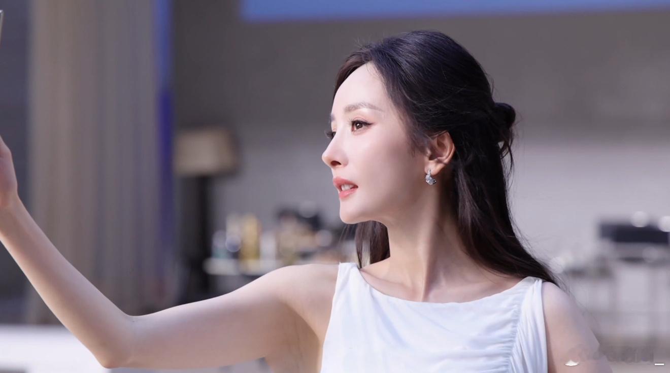 杨幂白裙造型梦回夏晚晴 一袭白裙，半扎长发，杨幂这次的造型自带怀旧滤镜。清雅灵动
