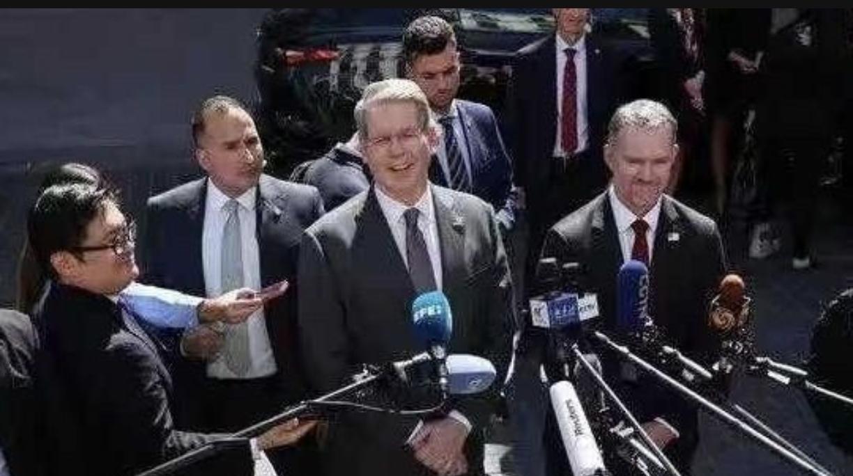 昨天，贝森特走访南卡州一稀土加工中心，他对随行的媒体说:“今天是个特殊的日子，美